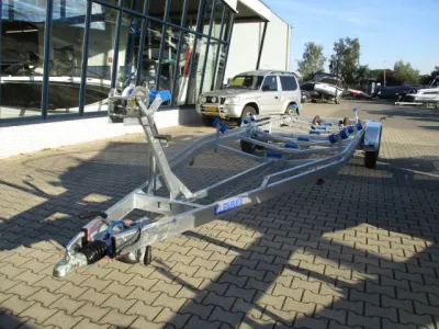 boottrailer op buitenlocatie