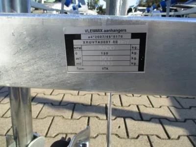close-up van trailerframe met gegevensplaatje
