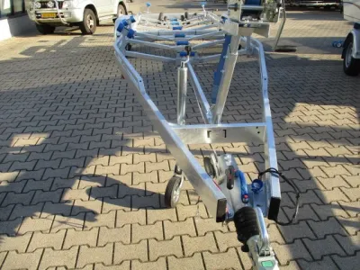 boottrailer op tegelvloer