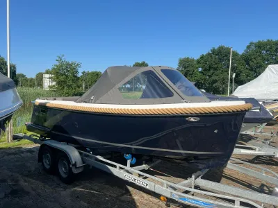 donkere tender op trailer bij ligplaats