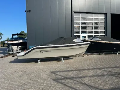tender met afdekzeil op parkeerplaats
