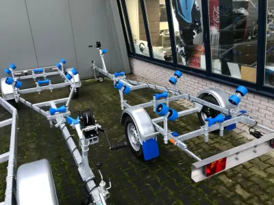 kantelbare boottrailer buiten bij winkel