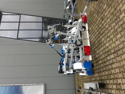 kantelboottrailer op parkeerveld naast gebouw