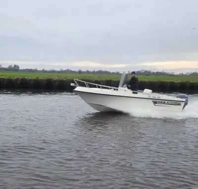 witte center-console visboot op het water