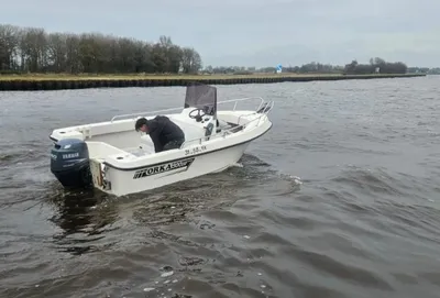 open visboot op kanaal met buitenboordmotor