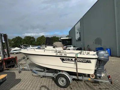 kleine visboot op trailer in bedrijfsterrein
