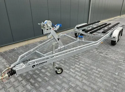 boottrailer op bestrating naast hal