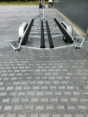 boottrailer op bestrating