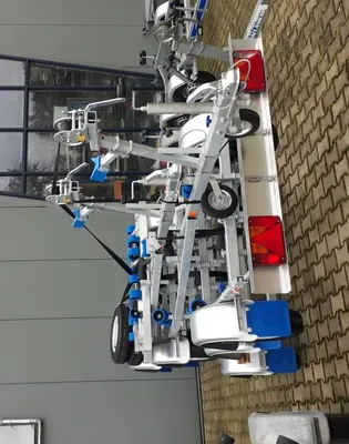 boottrailer geparkeerd naast bedrijfspand