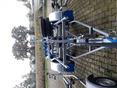 boottrailer op stenen parkeerplaats met bomen