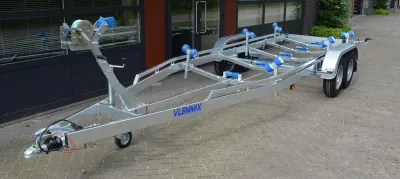 boottrailer op oprit naast gebouw
