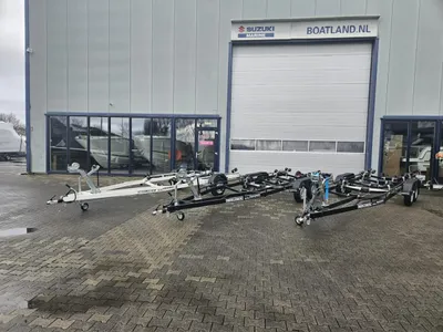 drie boottrailers voor een bedrijfspand