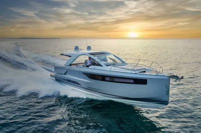 sportcruiser op open zee bij zonsondergang