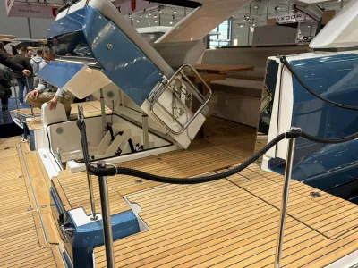 achterdek van sportcruiser bij beurs