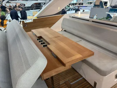 zitbank en houten tafel in kuip