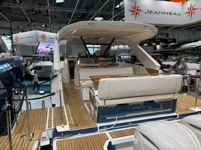 Achterdek van luxe motorboot op beurs