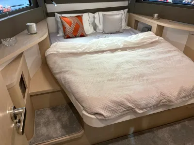 slaapcabine met bed en kussens