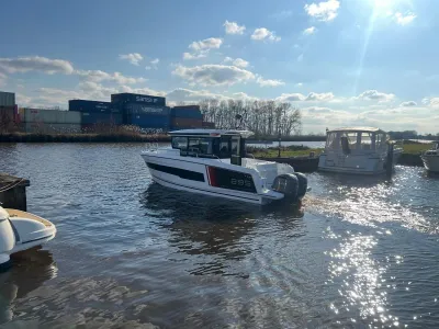 motorboot in jachthaven op een zonnige dag