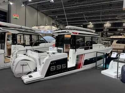 motorboot tentoongesteld in beursruimte