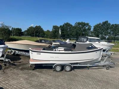 meerdere boten op trailers in buitenopslag