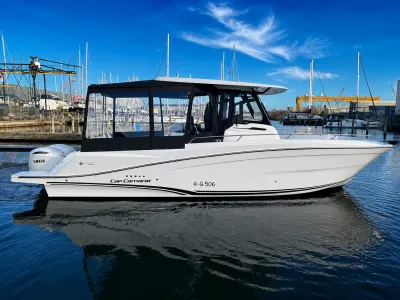 wit motorjacht in jachthaven