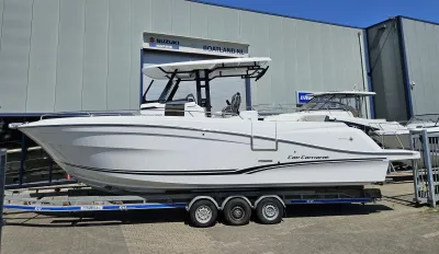 witte consoleboot op trailer bij bedrijfsgebouw