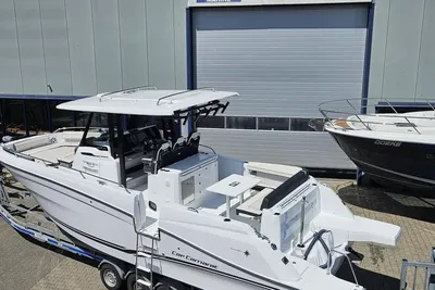 witte center-console boot op trailer bij loods