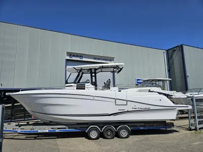 witte centerconsole boot op trailer bij bedrijfspand