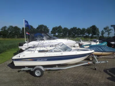 motorboot op trailer in opslagplaats