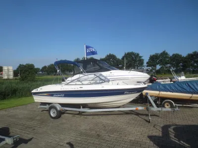 motorboot op trailer op parkeerplaats