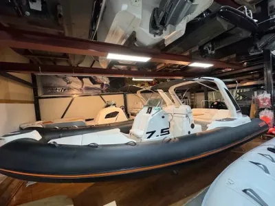 rib-boot in binnenopslag