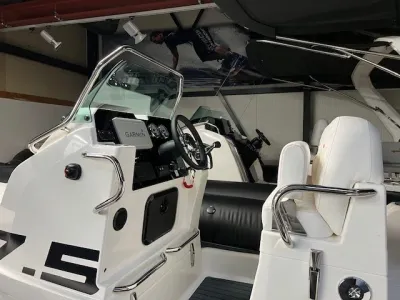 bedieningsconsole en zitgedeelte van een boot