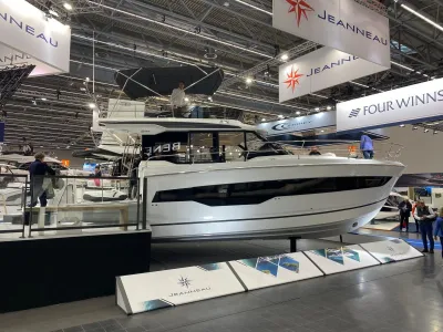 motorjacht tentoongesteld in hal