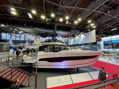 motorjacht in expositieruimte