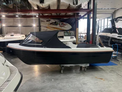 sloep in showroom met gesloten buiskap