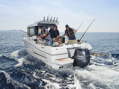 drie mannen vissen op een boot op zee