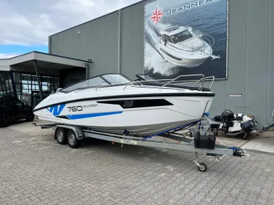 boot op trailer bij bedrijfspand