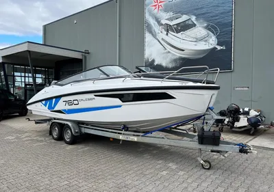 motorboot op trailer bij gebouw