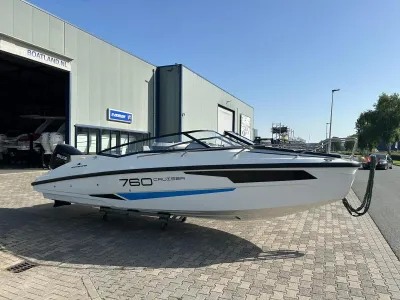 motorboot op oprit voor bedrijfshal
