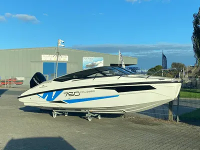 wit motorjacht op trailer bij bedrijfspand