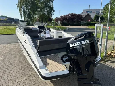 open motorboot op parkeerplaats