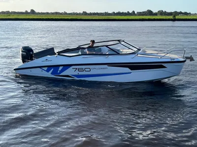 witte speedboot op rustig water