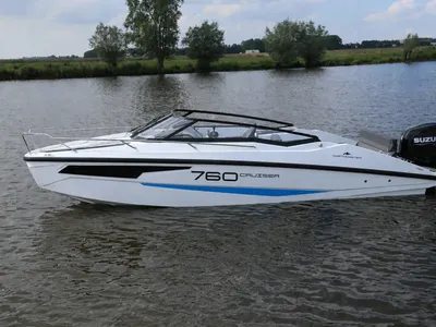 witte motorboot op rustig water