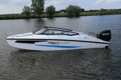 witte motorboot op rustig water