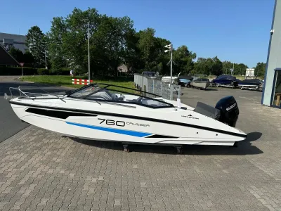 motorboot op trailer op parkeerplaats