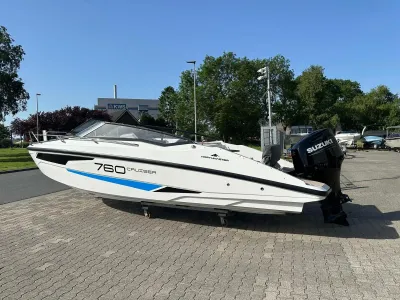 motorboot op parkeerplaats met buitenmotor