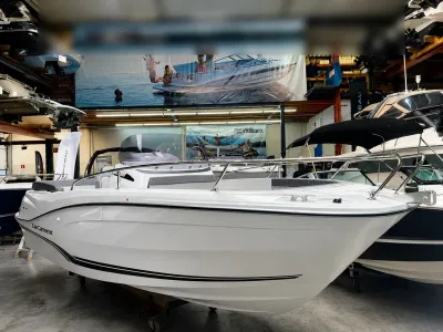 witte boot in showroom