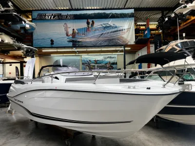 witte motorboot in binnenshowroom
