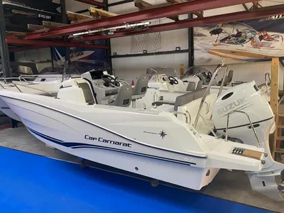 boot in showroom met motor