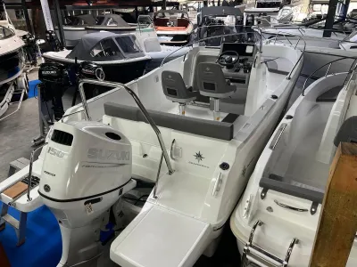 consoleboot in showroom met buitenboordmotor